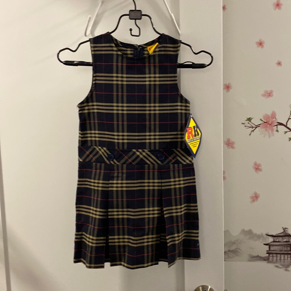 Brand new, size 5,girl school uniform,very classic and elegant,eye catching !:)